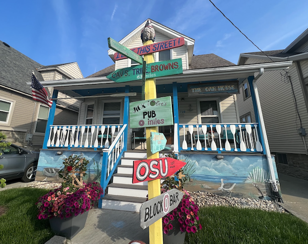 A directional pole stands in front of The Oarhouse on Curran Street.